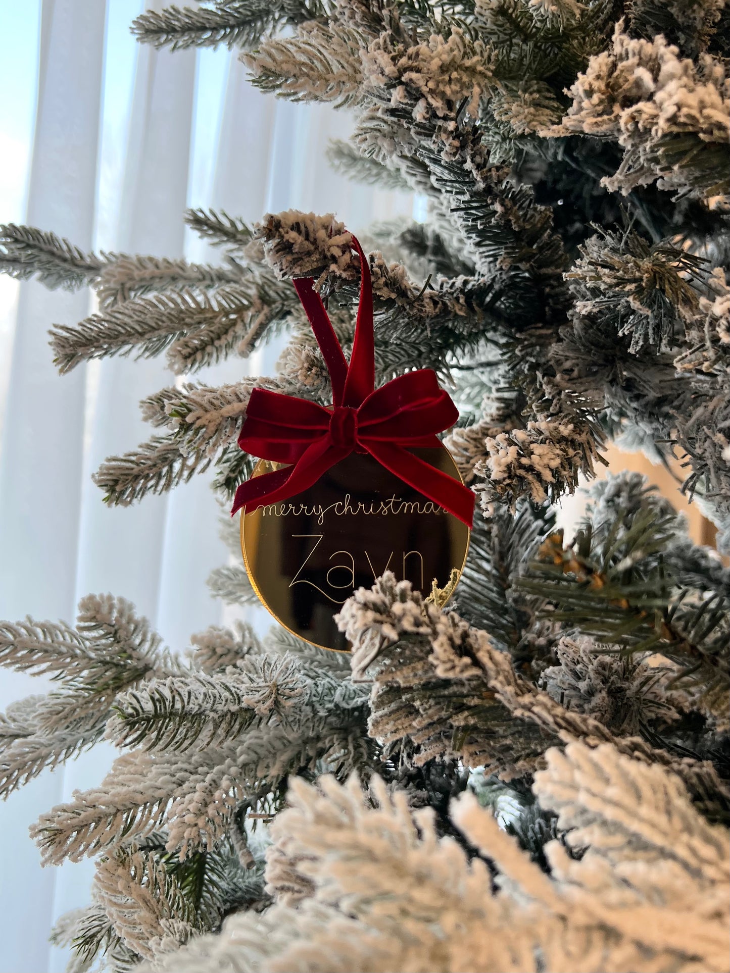 Personalisiertes Weihnachtsornament - Gold mit Samtschleife