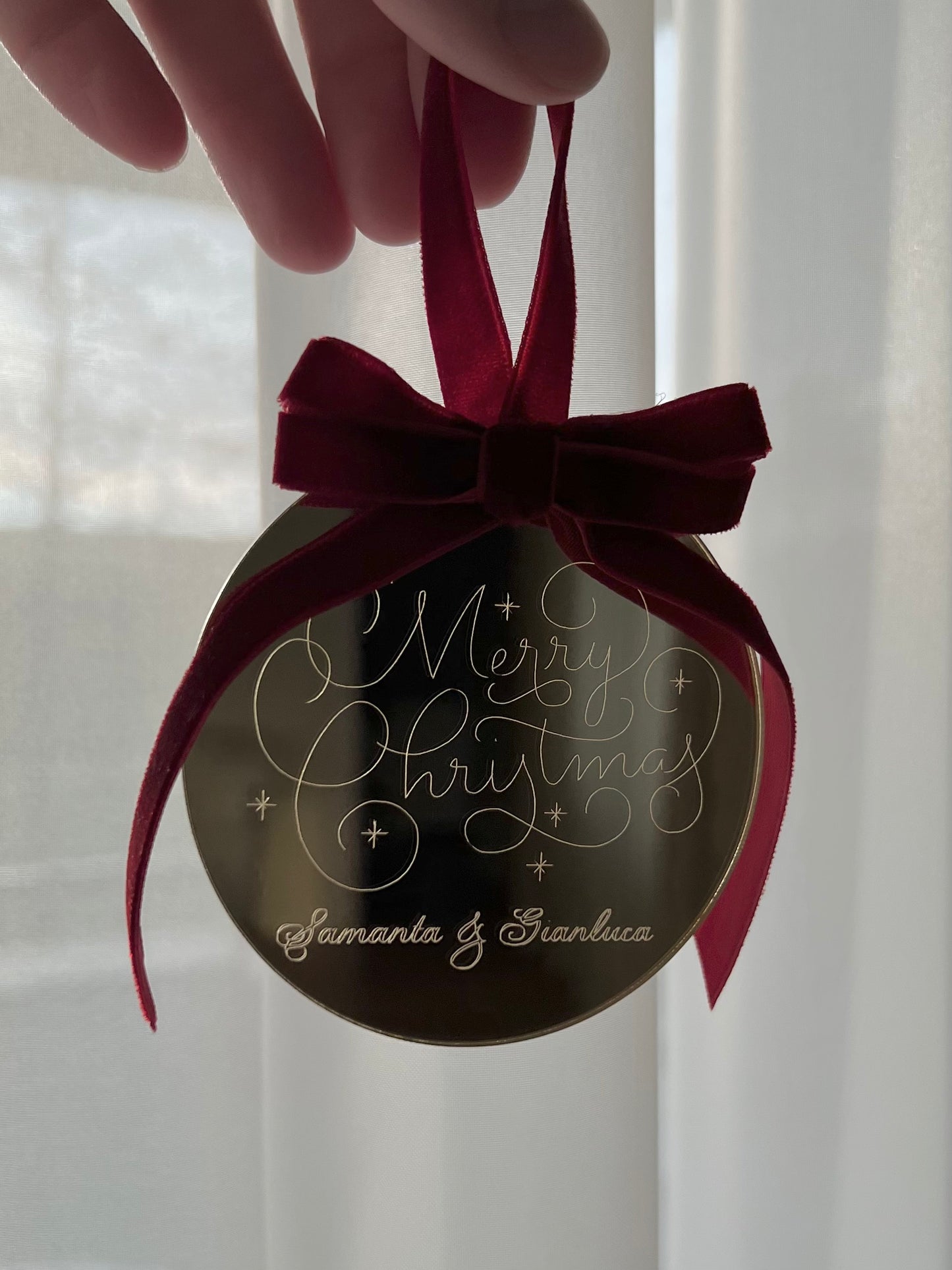 Personalisiertes Weihnachtsornament Gold mit Samtschleife & Gravur