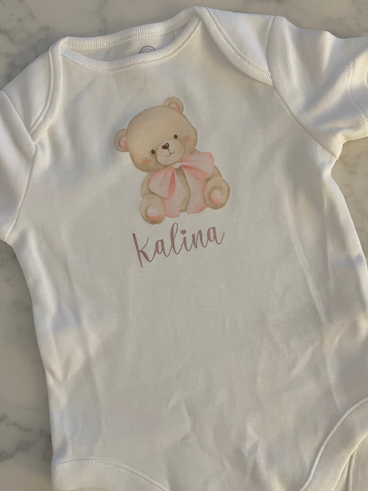 Babybody mit Bärenmotiv