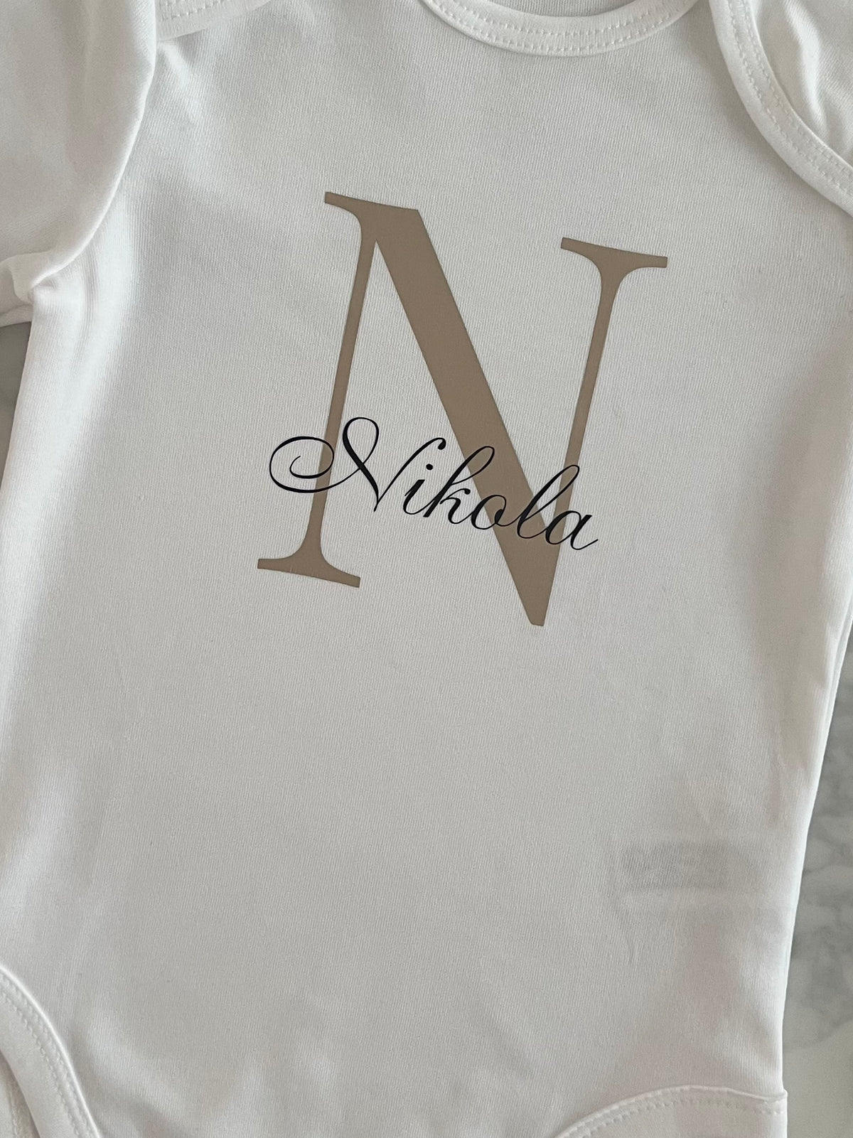 Personalisierter Babybody mit Name & Initiale