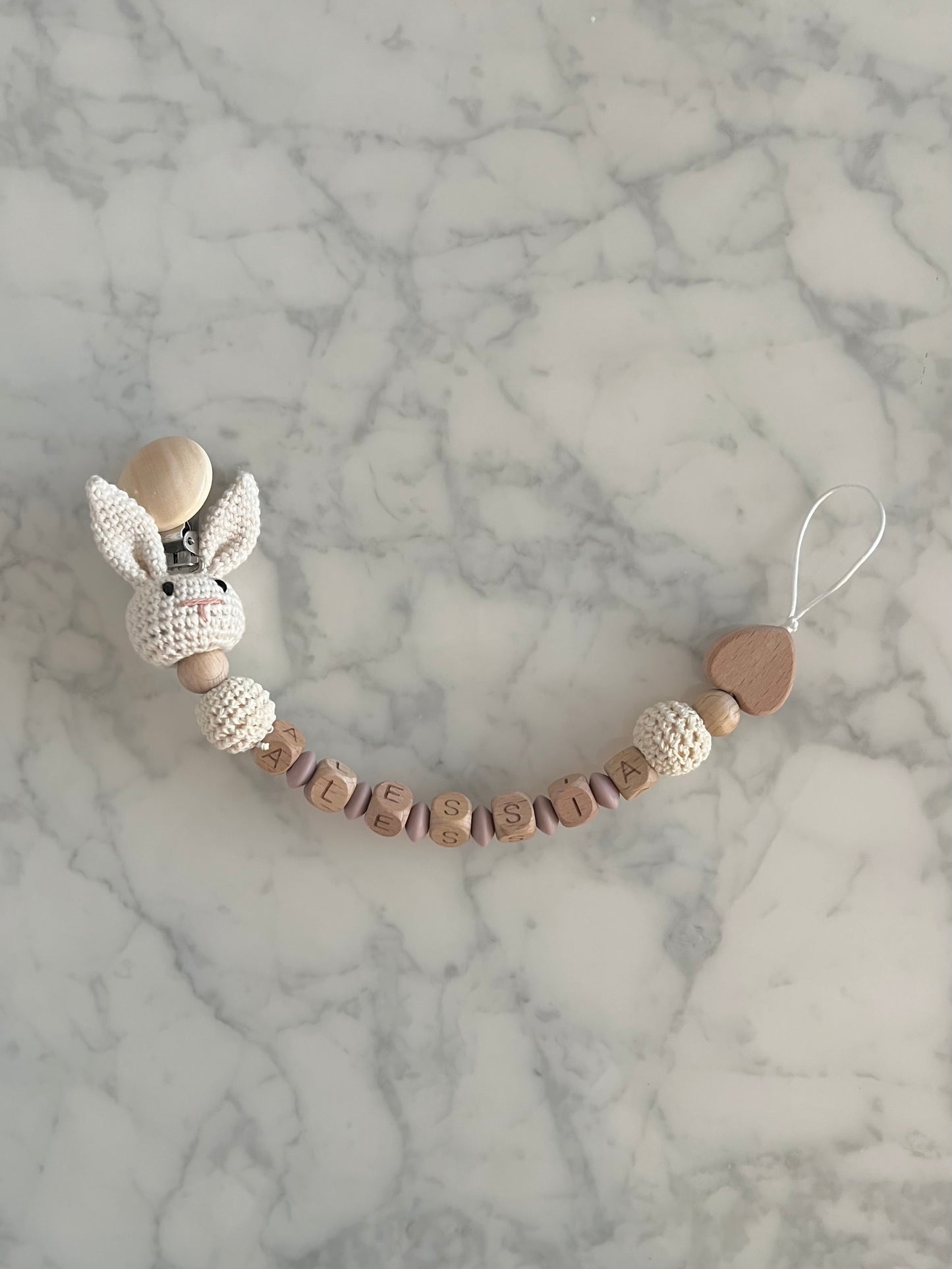 Personalisierte Schnullerkette mit Häkelhase