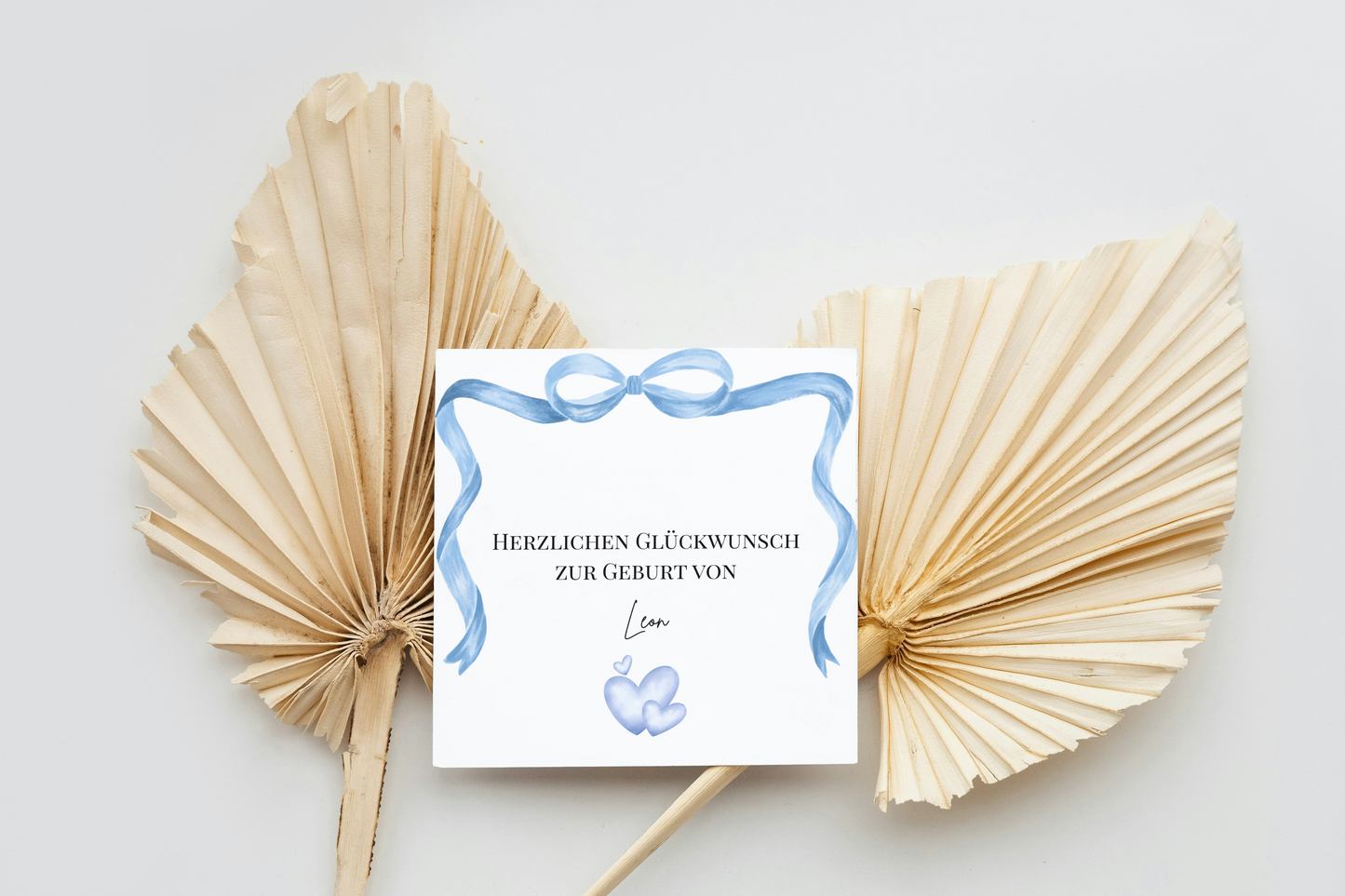 Personalisierte Geburtskarte "Blaue Schleife & Herzen"