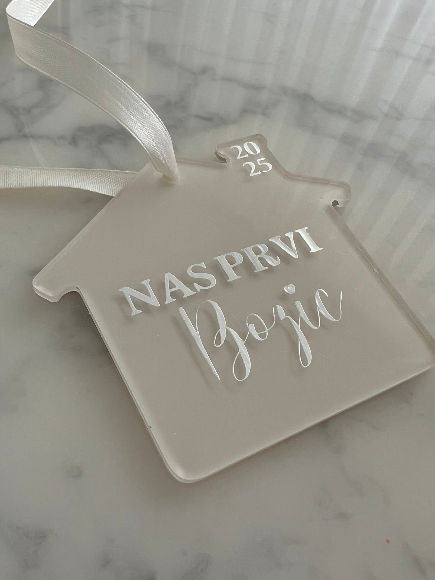 Personalisiertes Weihnachts-Ornament "Our First Christmas at Home"