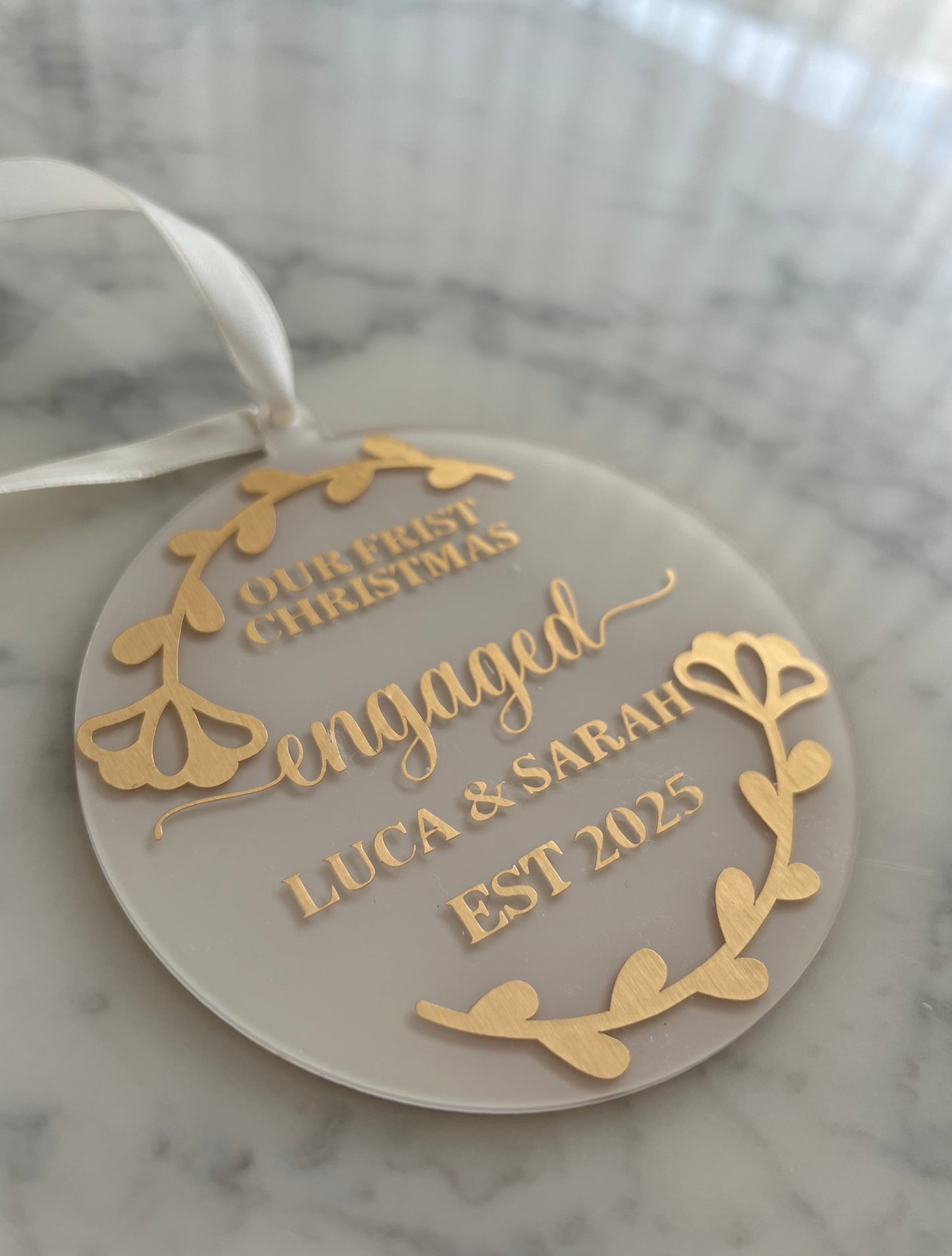 Personalisiertes Weihnachts-Ornament "Our First Christmas Engaged"