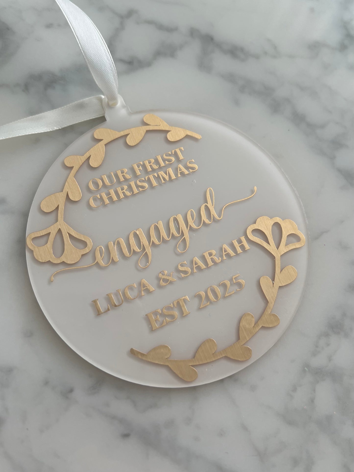 Personalisiertes Weihnachts-Ornament "Our First Christmas Engaged"