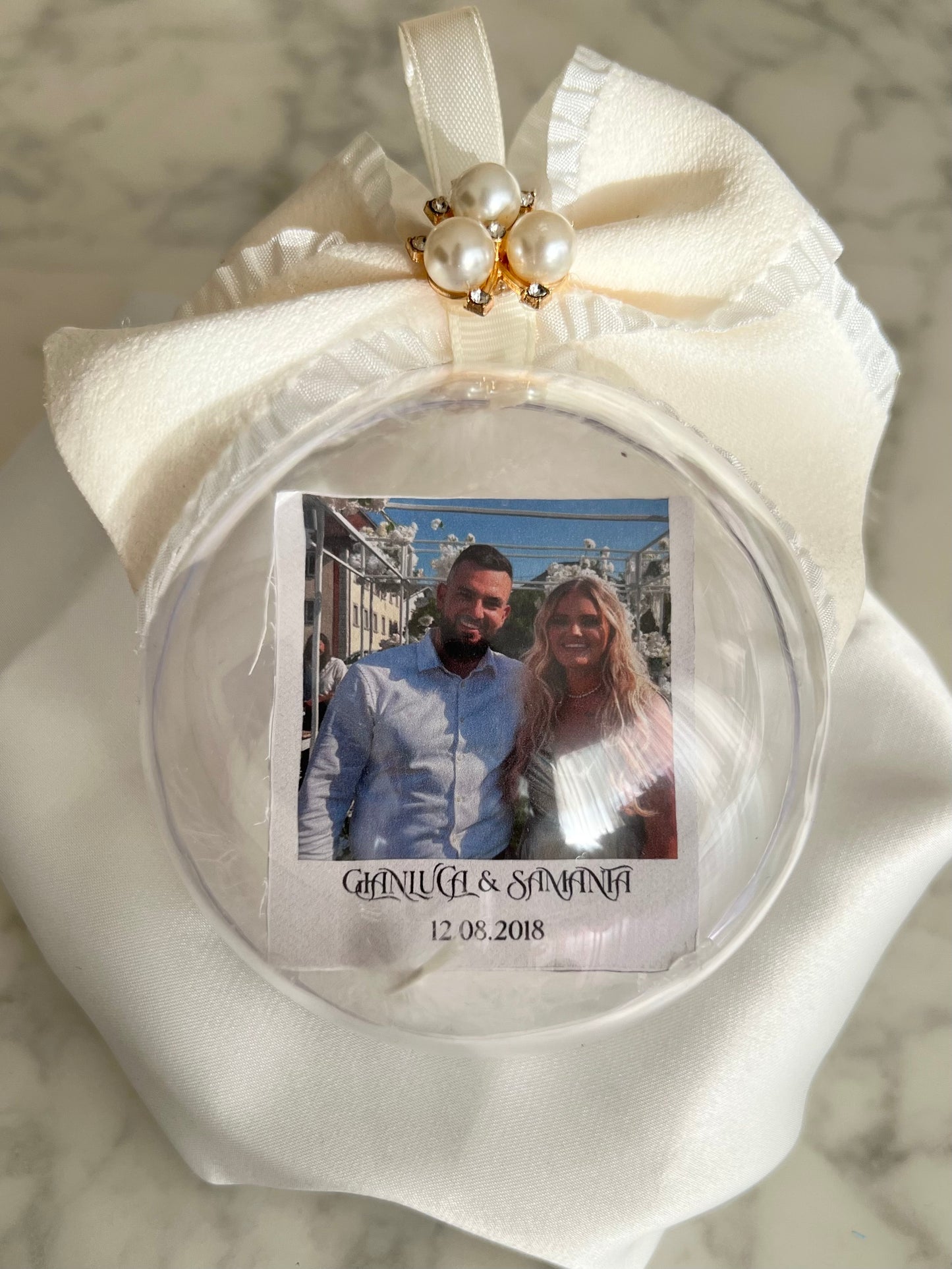 Personalisierte Foto-Weihnachtskugel mit Namen & Datum