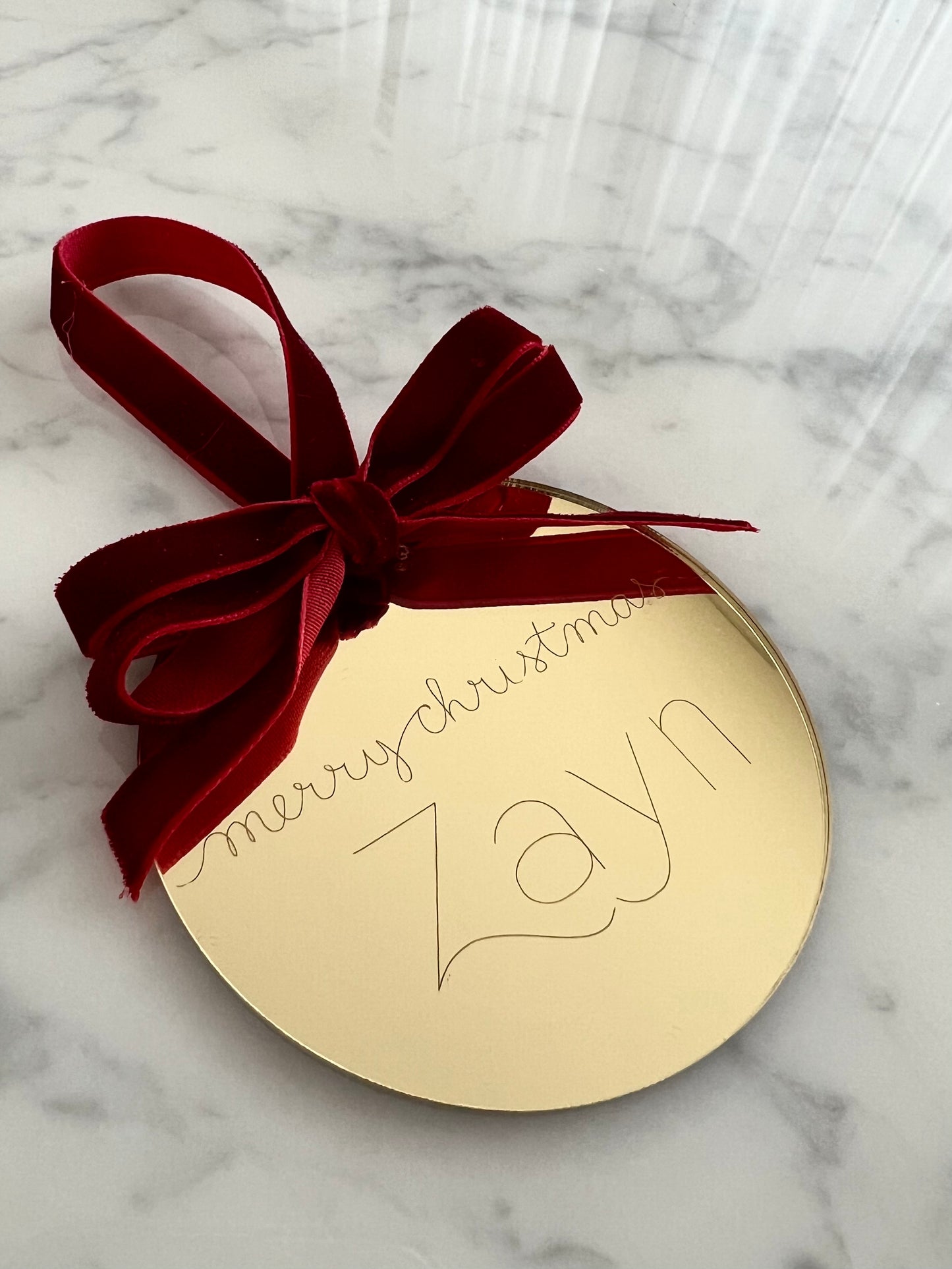 Personalisiertes Weihnachtsornament - Gold mit Samtschleife