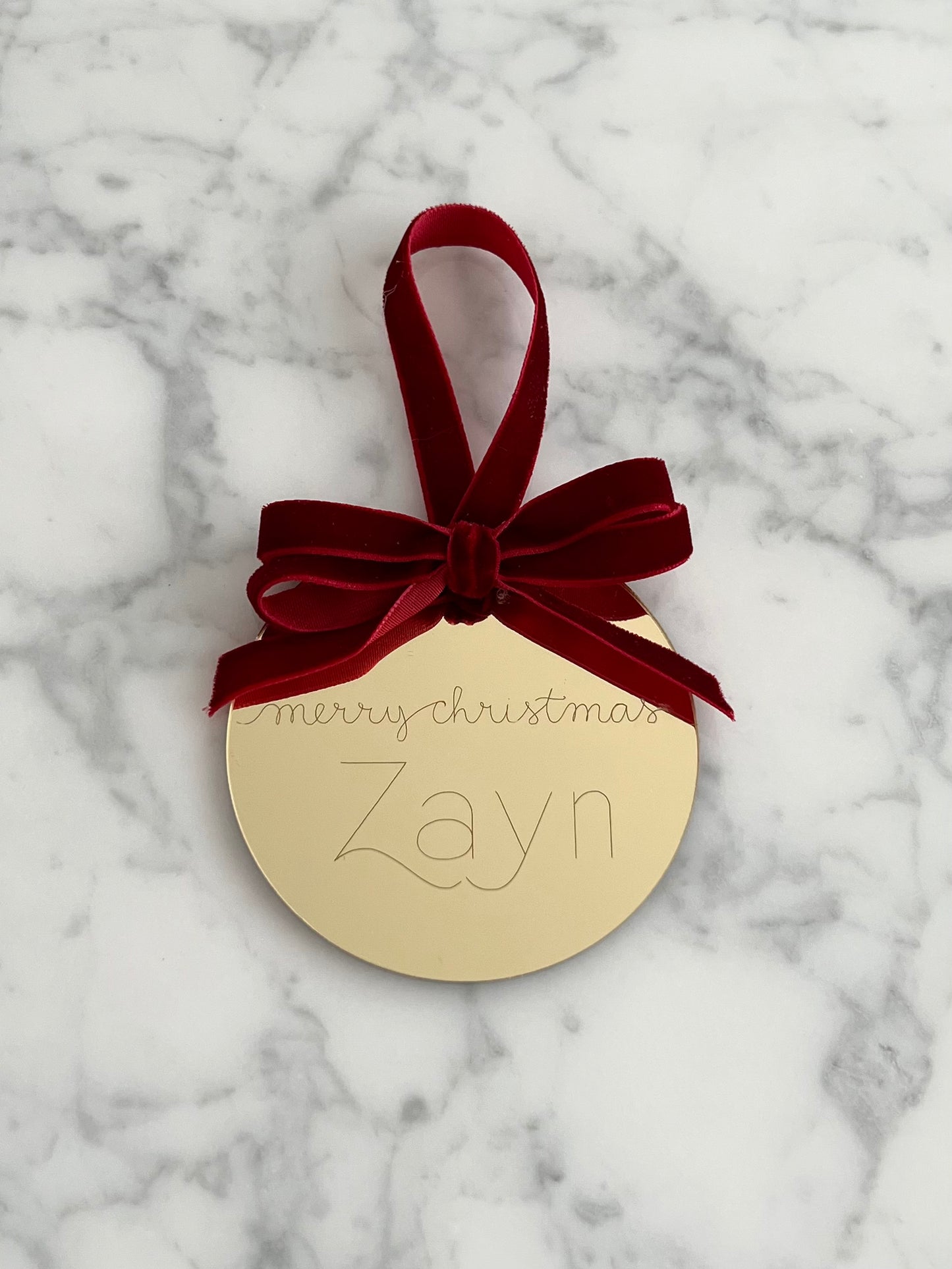 Personalisiertes Weihnachtsornament - Gold mit Samtschleife