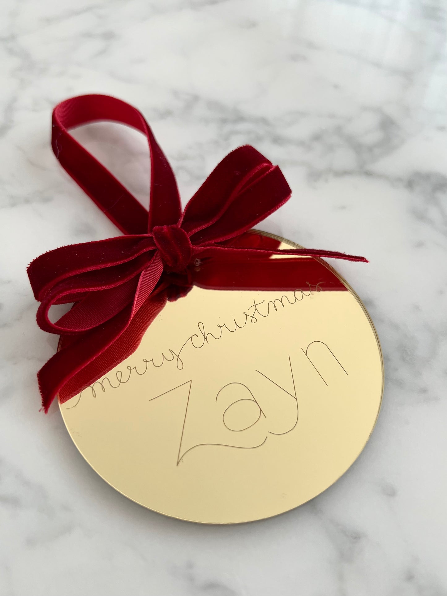 Personalisiertes Weihnachtsornament - Gold mit Samtschleife