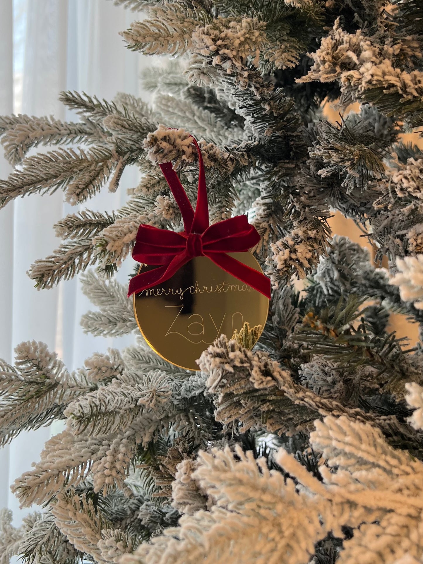 Personalisiertes Weihnachtsornament - Gold mit Samtschleife