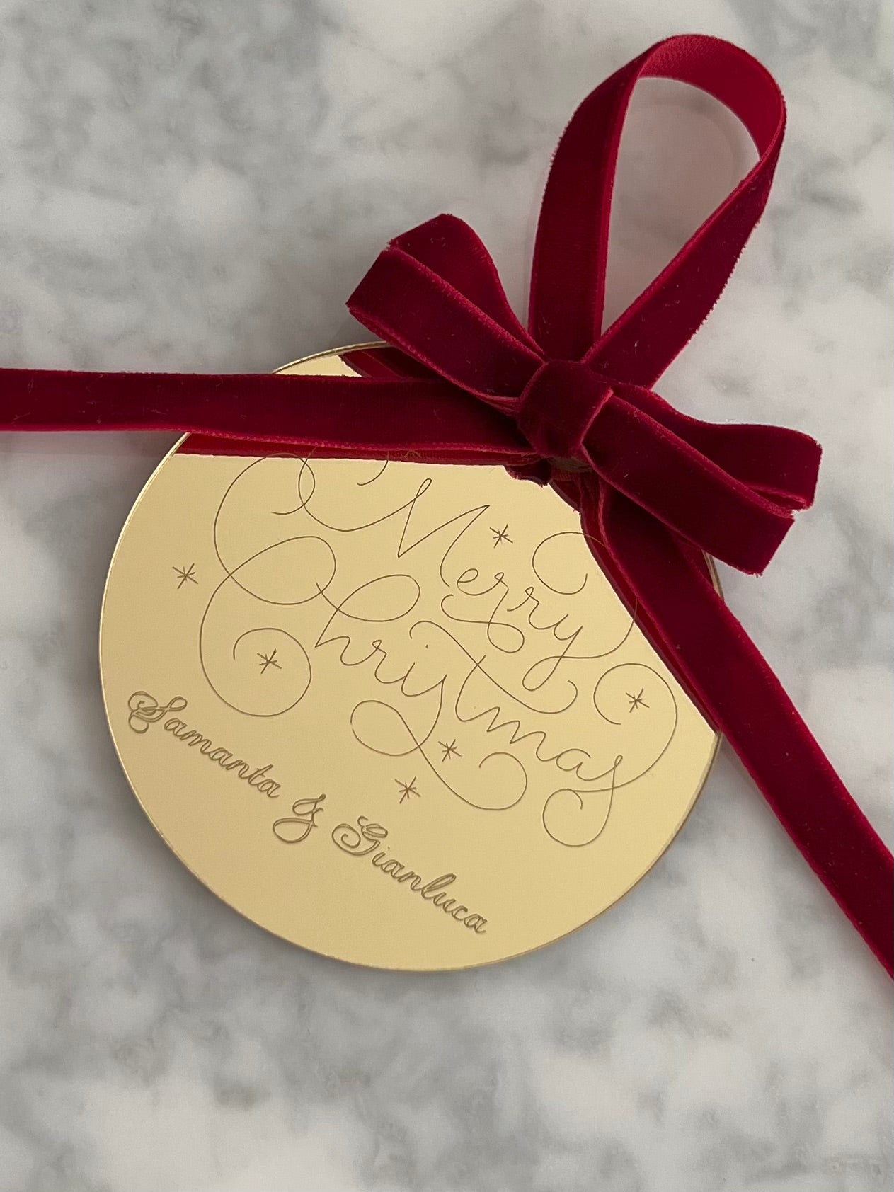 Personalisiertes Weihnachtsornament Gold mit Samtschleife & Gravur
