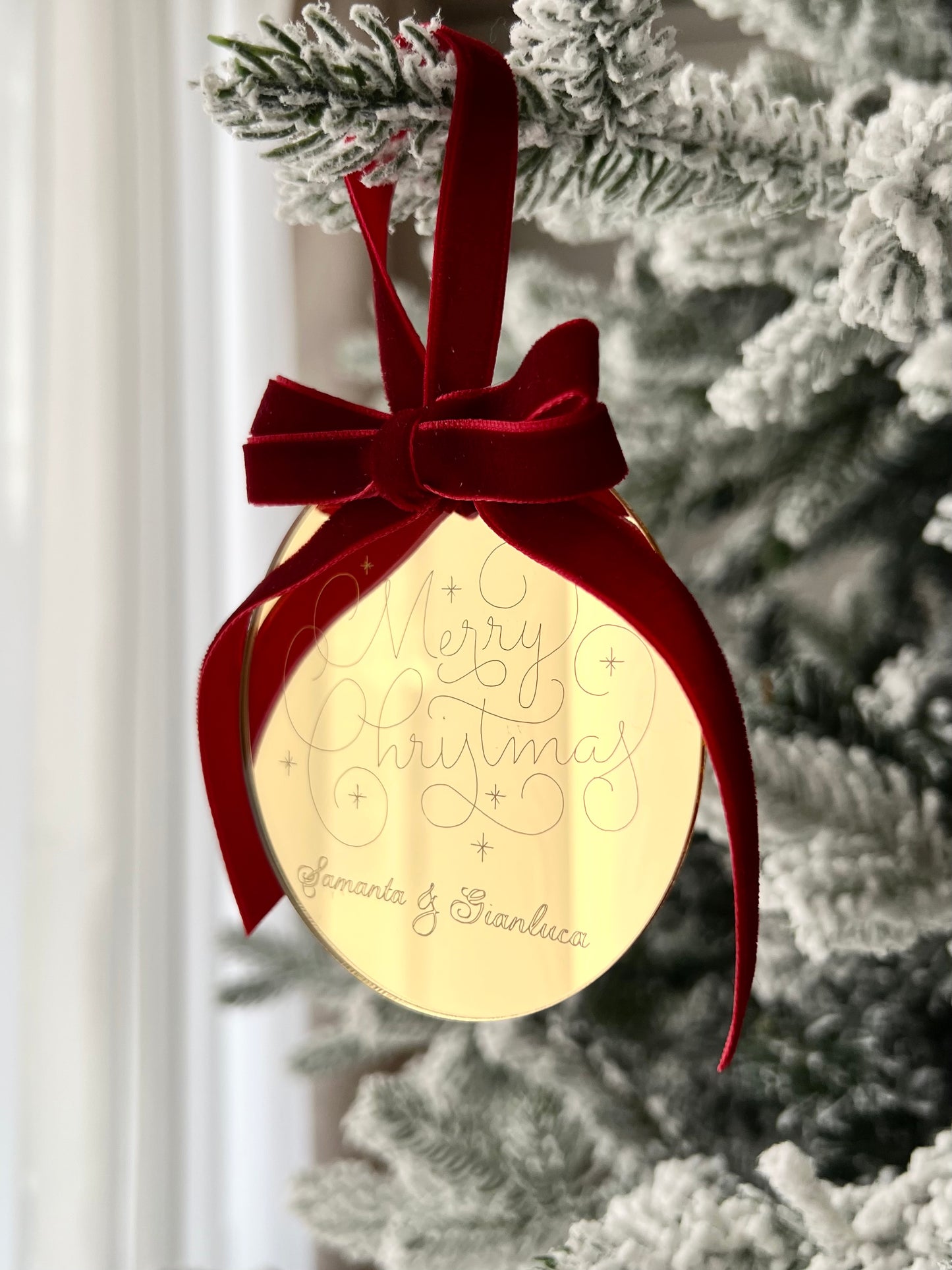 Personalisiertes Weihnachtsornament Gold mit Samtschleife & Gravur