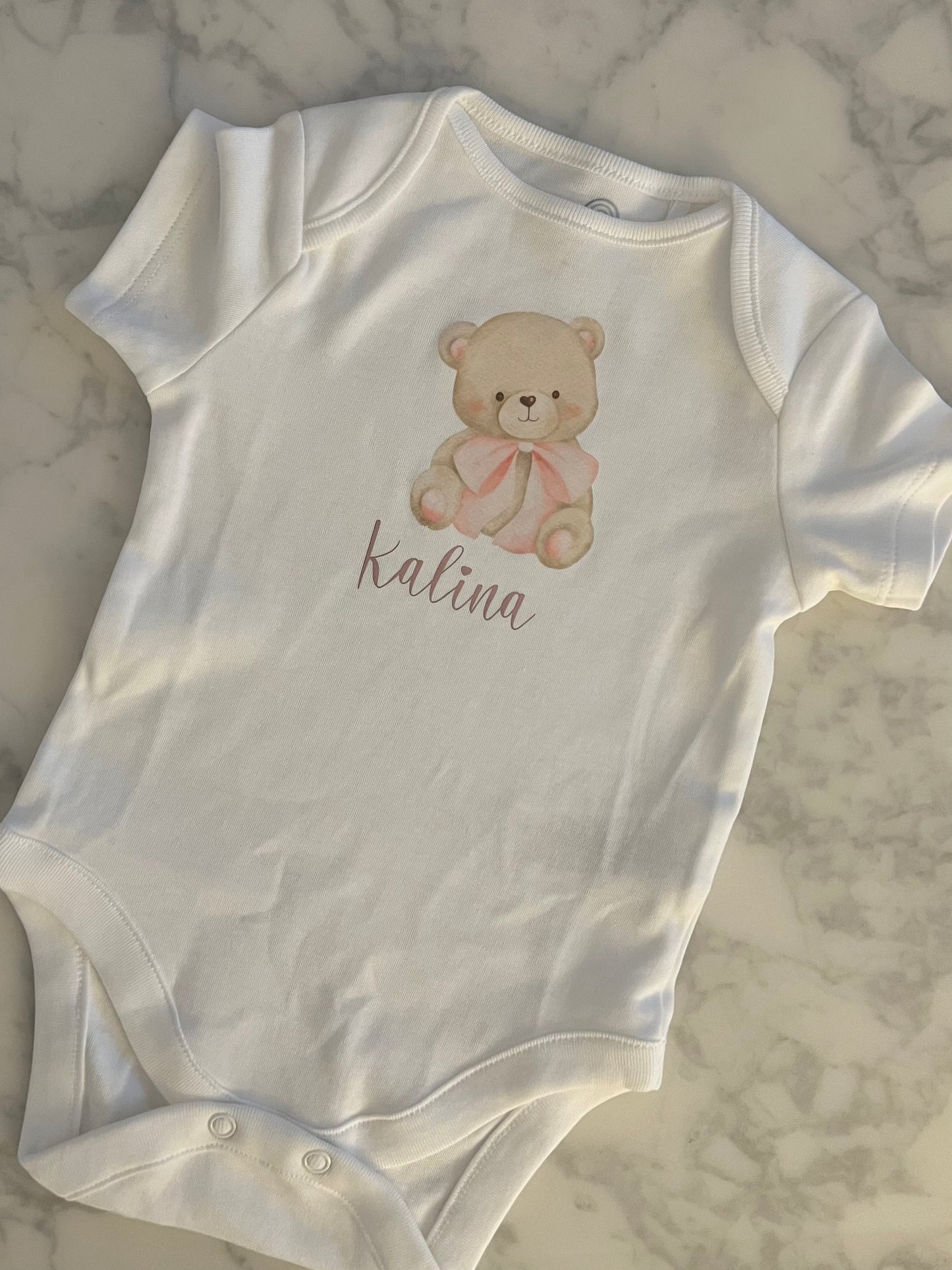 Babybody mit Bärenmotiv