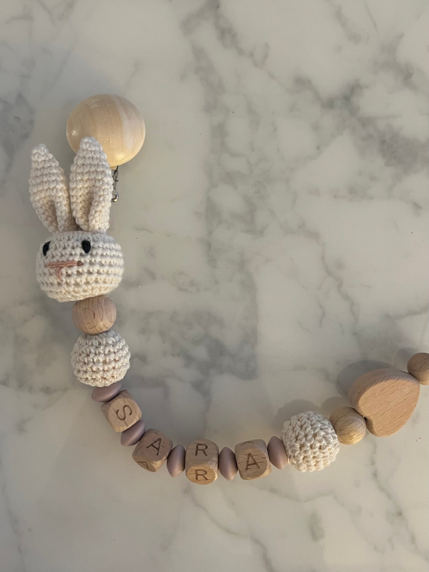 Personalisierte Schnullerkette mit Häkelhase