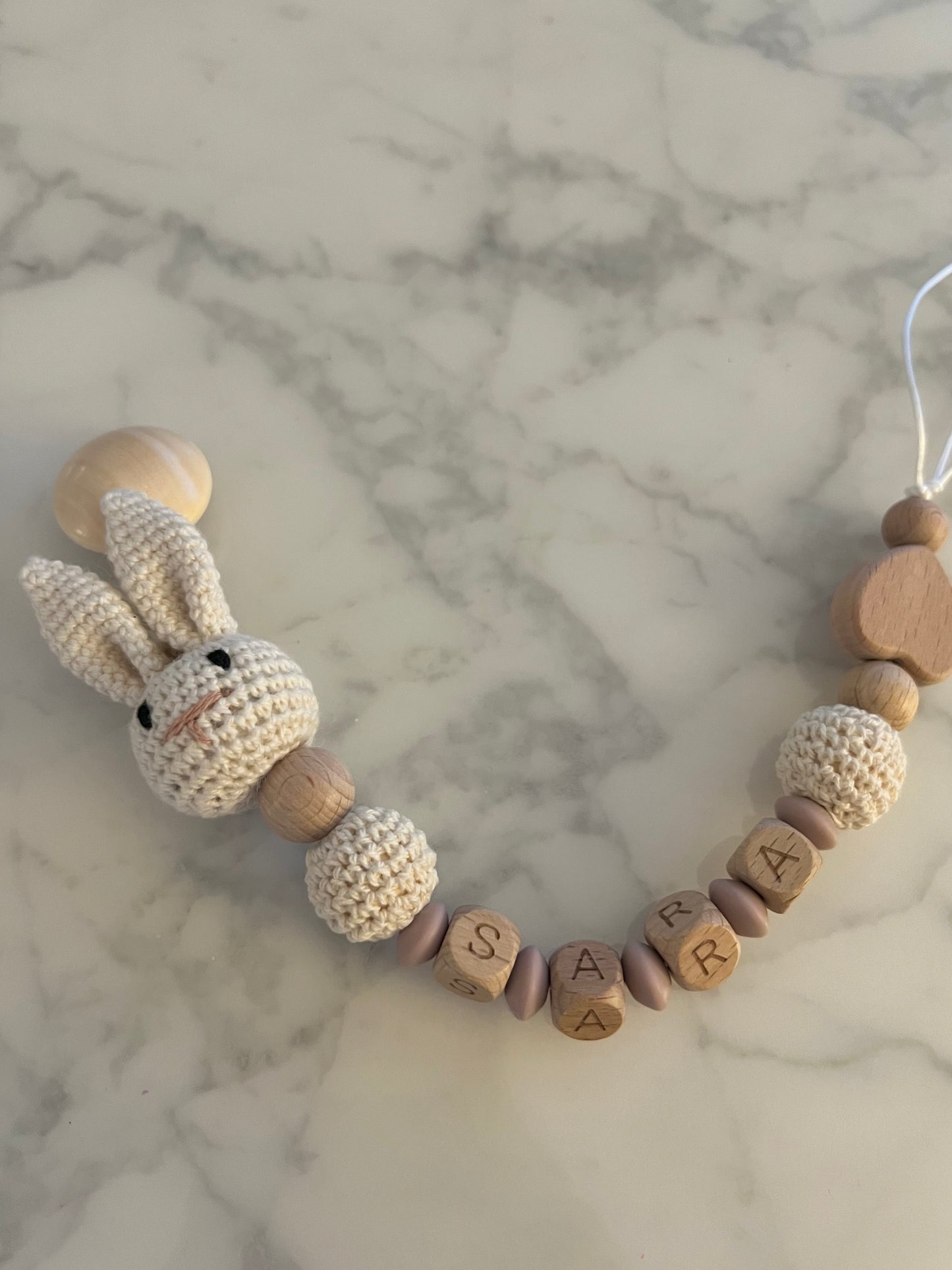 Personalisierte Schnullerkette mit Häkelhase