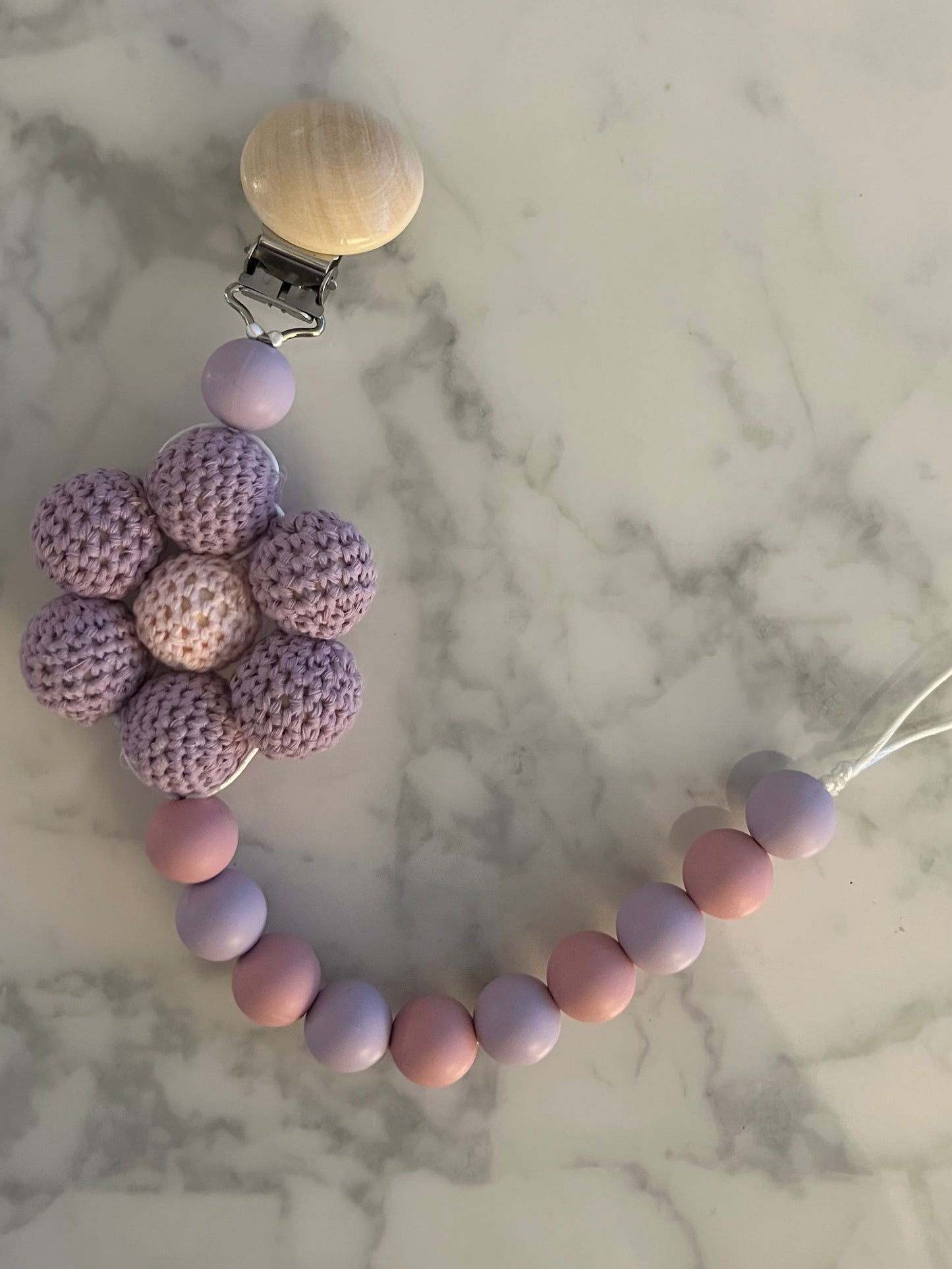 Schnullerkette mit Häkelblume & Silikonperlen