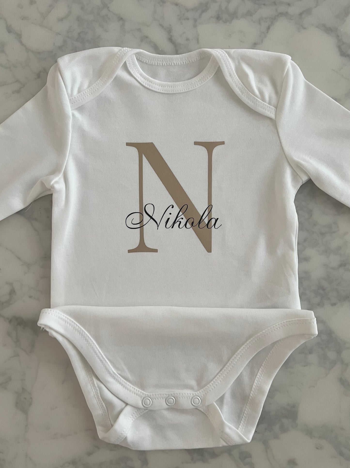 Personalisierter Babybody mit Name & Initiale