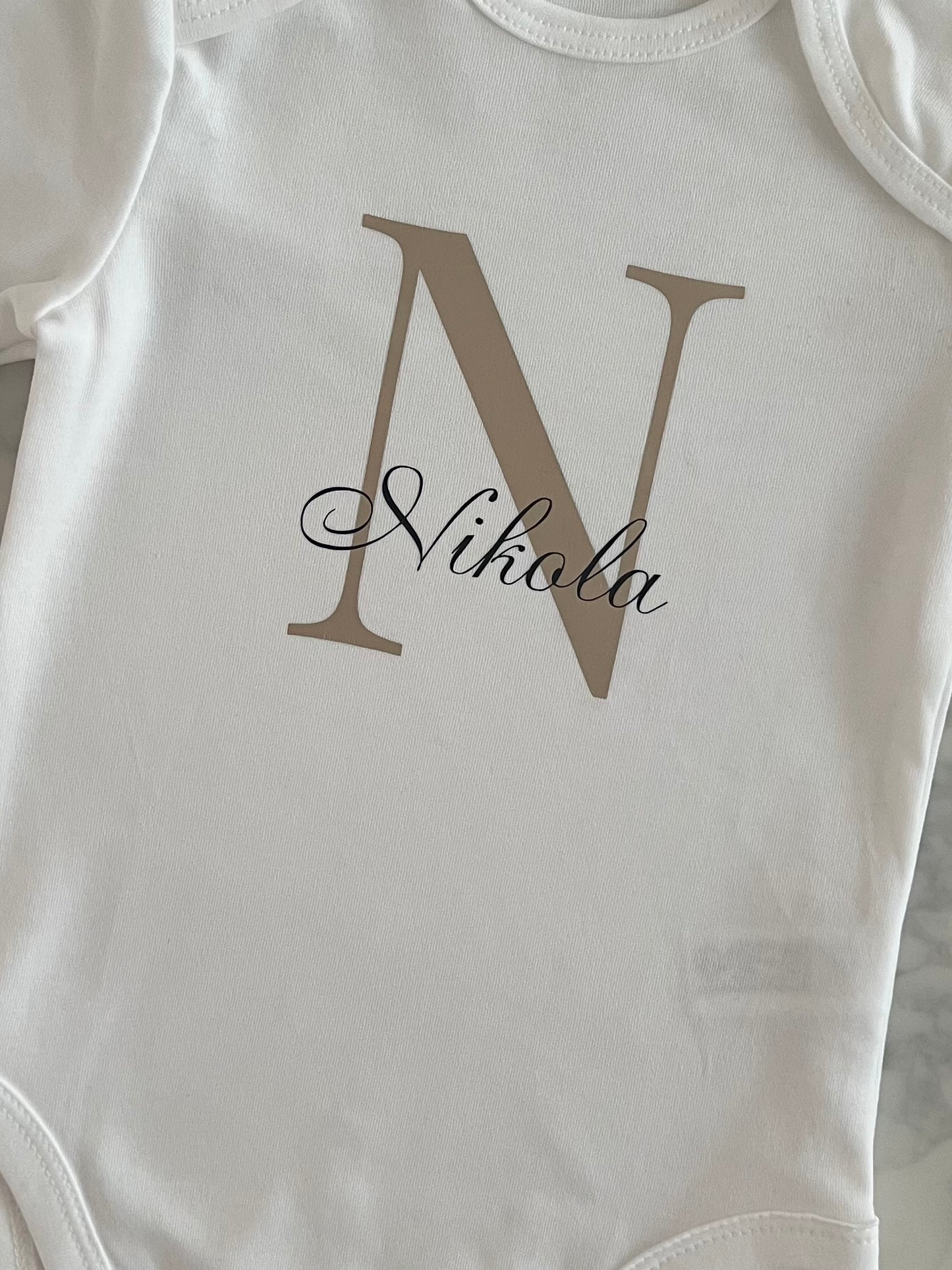 Personalisierter Babybody mit Name & Initiale