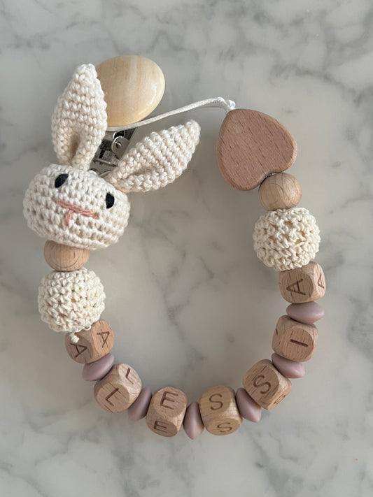 Personalisierte Schnullerkette mit Häkelhase