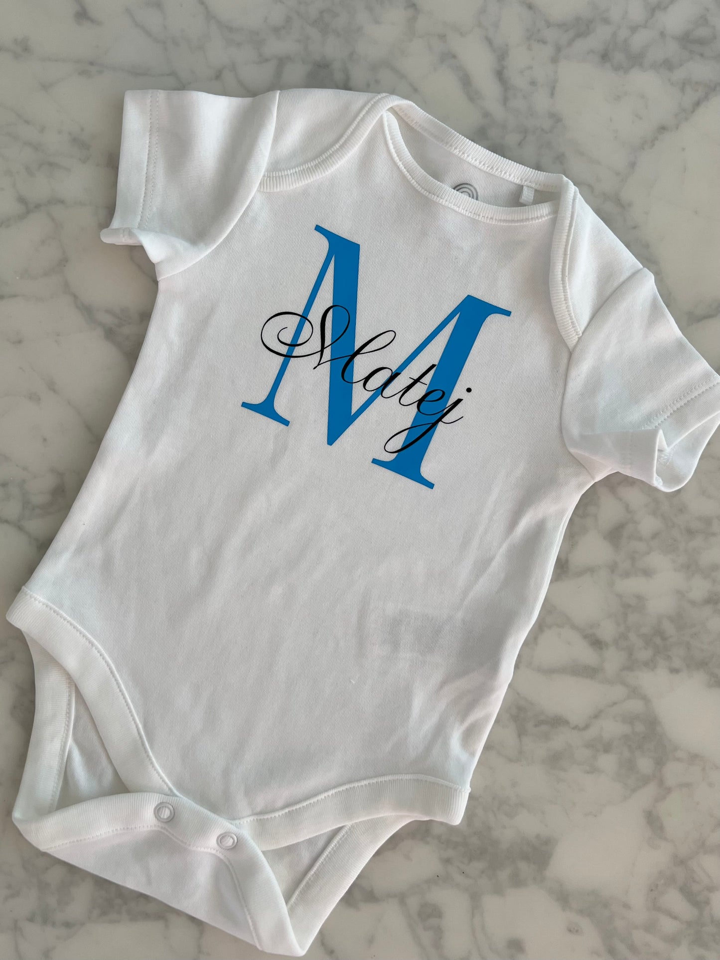 Personalisierter Babybody mit Name & Initiale