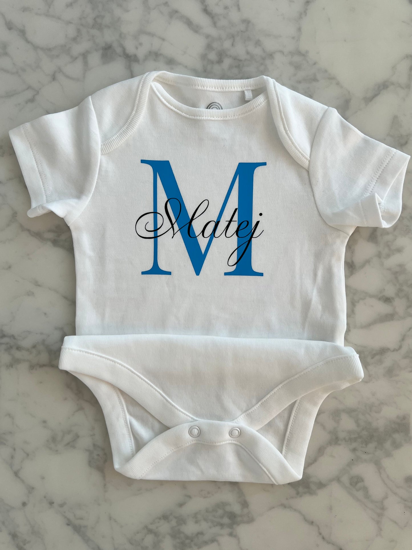Personalisierter Babybody mit Name & Initiale